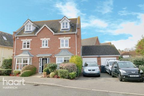 3 Chaffinch Drive, Harwich, CO12 4WL