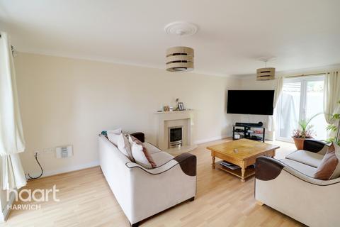 3 Chaffinch Drive, Harwich, CO12 4WL