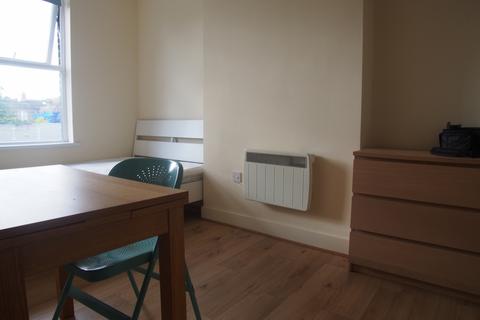 Studio to rent, Hedge Lane , N13