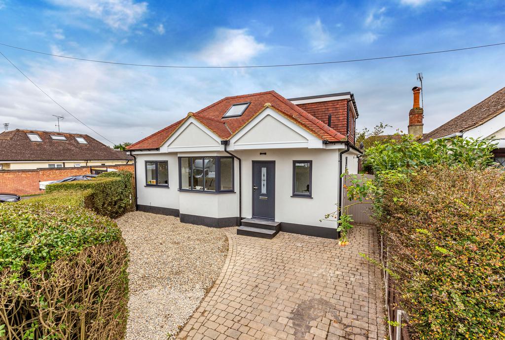 Farleigh Road, New Haw KT15 4 bed detached house £699,500