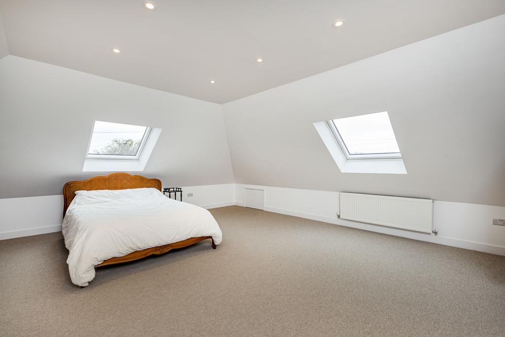 Farleigh Road, New Haw KT15 4 bed detached house £699,500