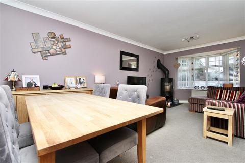 16 Wainwright Gardens, Great Blakenham, Ipswich, IP6 0NN