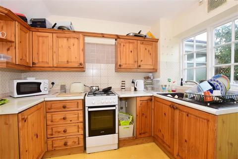 7 Gainsborough Close, Folkestone, CT19 5NB