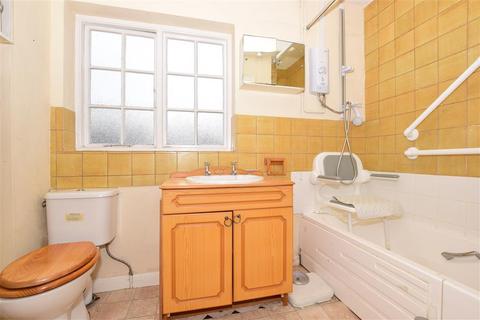7 Gainsborough Close, Folkestone, CT19 5NB