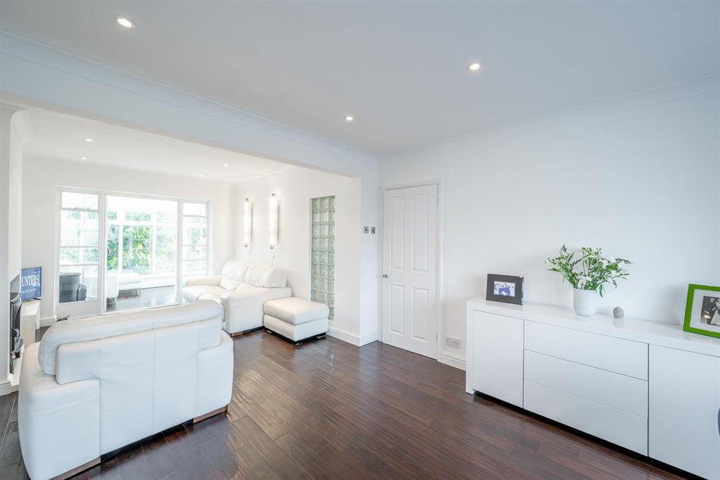 Summerfield Avenue, Wall Heath, DY6 9AR 3 bed semidetached house £
