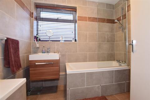 135 Victor Close, Hornchurch, RM12 4XU