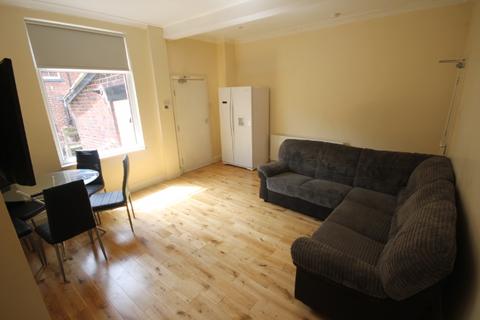 6 bedroom terraced house to rent, Lucas Place, Woodhouse, Leeds, LS6 2JB