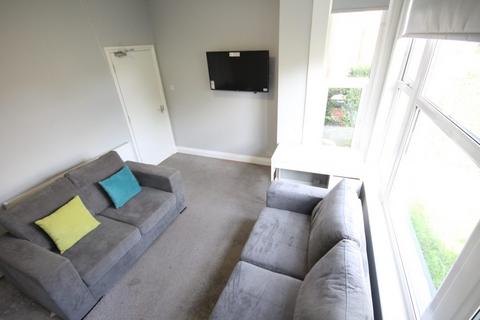 6 bedroom terraced house to rent, Lucas Place, Woodhouse, Leeds, LS6 2JB