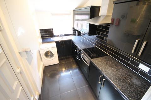6 bedroom terraced house to rent, Lucas Place, Woodhouse, Leeds, LS6 2JB