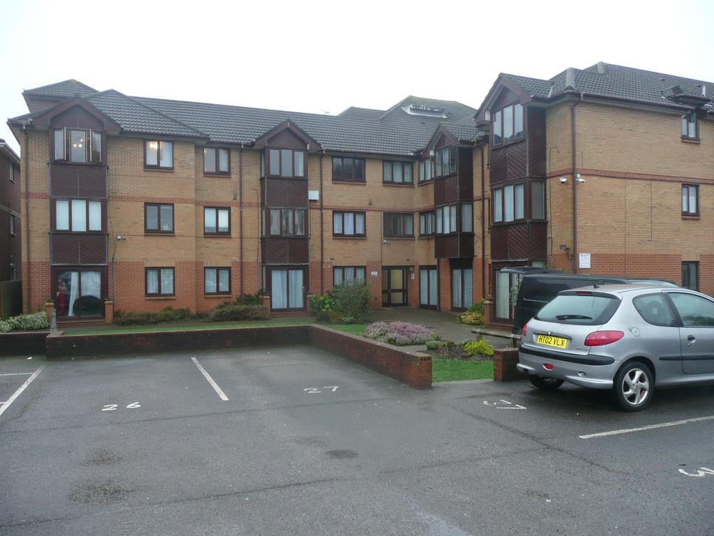 65 Clevelansd Road, Bournemouth BH1 1 bed flat to rent £595 pcm (£137 pw)