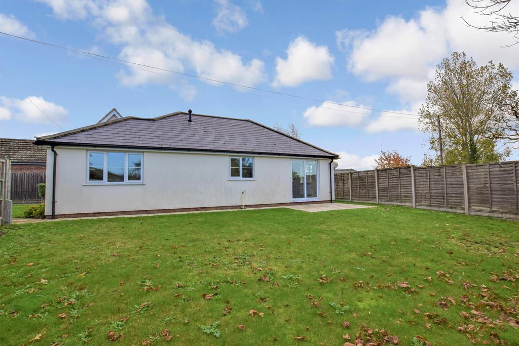 Wivenhoe Road, Alresford 2 bed detached bungalow £950 pcm (£219 pw)