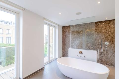 5 Rainsborough Square, London, SW6 1DQ