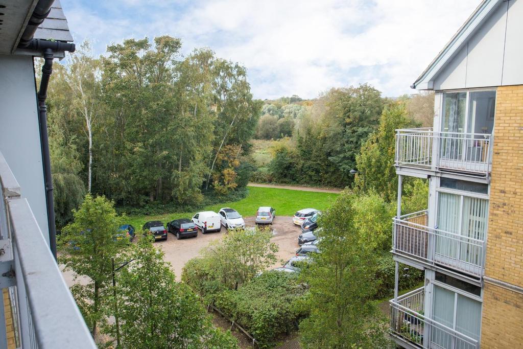 St. Andrews Close, Canterbury 2 bed flat £220,000