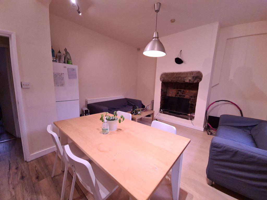 Victoria Road, Hyde Park, Leeds, LS6 1AS 4 bed terraced house £1,941
