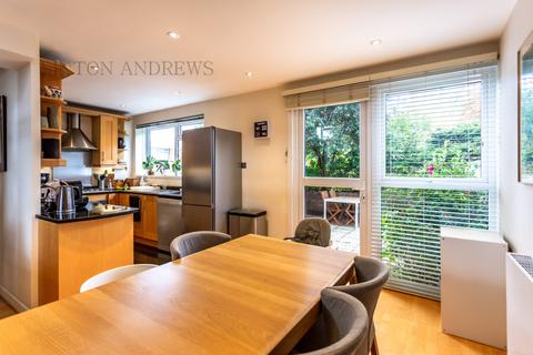 8 Whiteledges, London, W13 8JB