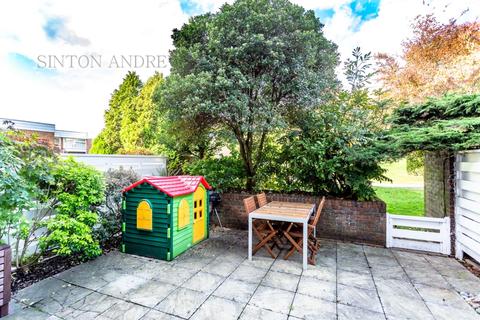 8 Whiteledges, London, W13 8JB