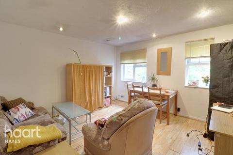 40 Abbotswood Way, Hayes, UB3 3PQ