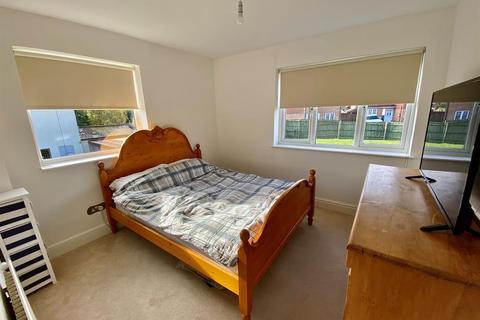 18 Everlands, Cam, Dursley, GL11 5NL