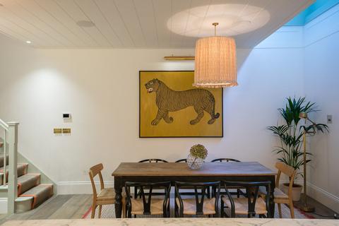 32 Groom Place, London, SW1X 7BA