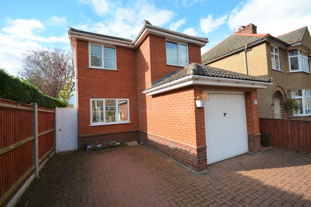 Laurel Road, Lowestoft, Suffolk 3 bed detached house for sale £230,000