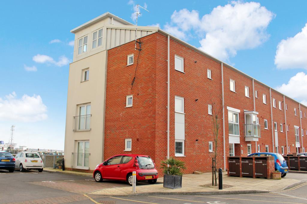 Davidson Close, Hythe, Southampton 2 bed apartment £1,200 pcm (£277 pw)