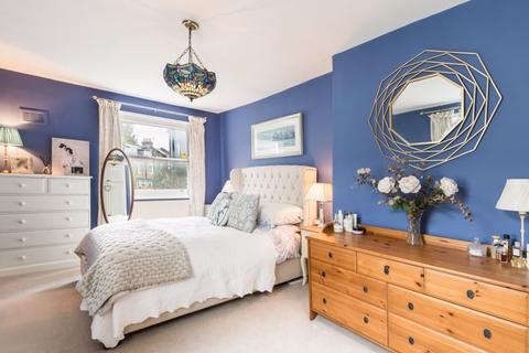 70b Hadyn Park Road, London, W12 9AG