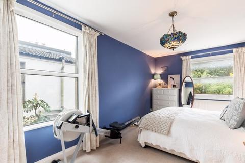70b Hadyn Park Road, London, W12 9AG