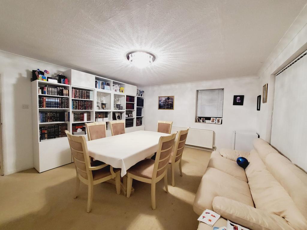 Kenlor Court, Heather Walk, Edgware, HA8 2 bed flat £1,400 pcm (£323 pw)