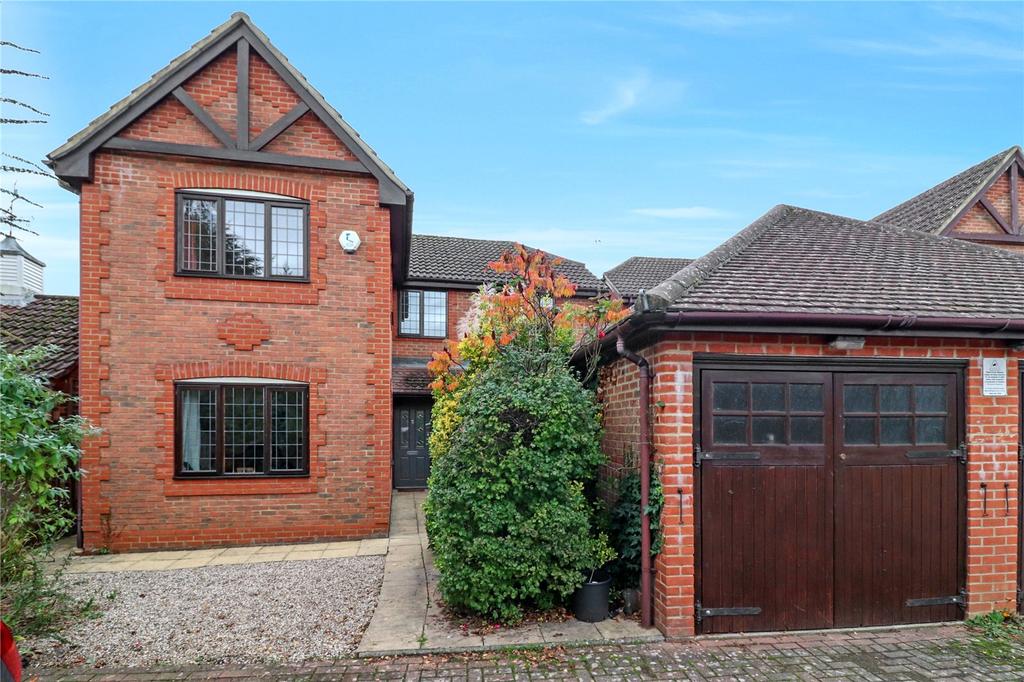 Tudor Manor Gardens, Watford, Herts, WD25 5 bed detached house £700,000