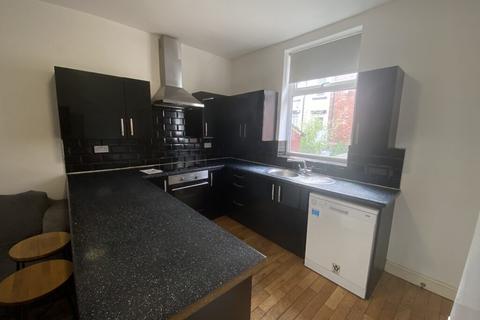 6 bedroom terraced house to rent, Delph Mount, Woodhouse, Leeds, LS6 2HS