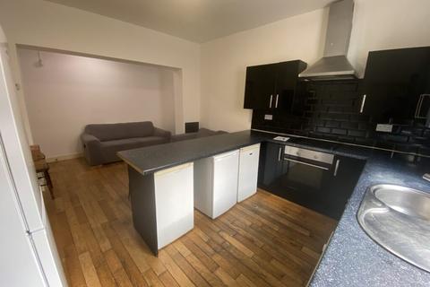 6 bedroom terraced house to rent, Delph Mount, Woodhouse, Leeds, LS6 2HS