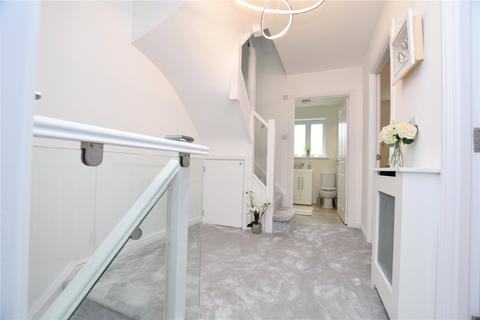6 Meadfarm Close, Romford, RM3 9FJ