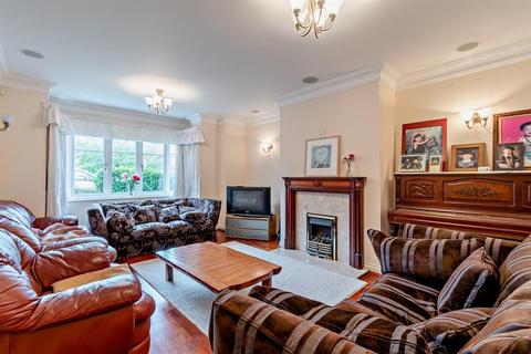 37 Lower Green Gardens, Worcester Park, KT4 7NX