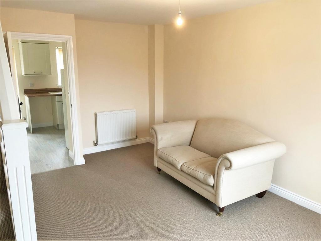 Low Farm Drive, Redcar, TS10 2 bed end of terrace house £550 pcm (£