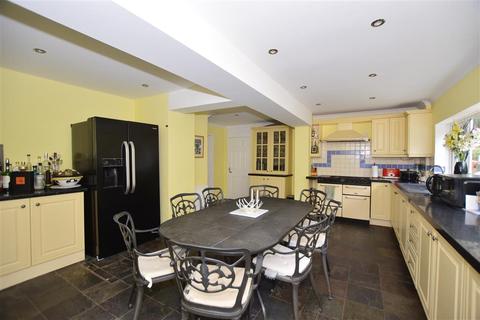 18 Wealdon Close, Southwater, Horsham, RH13 9HP