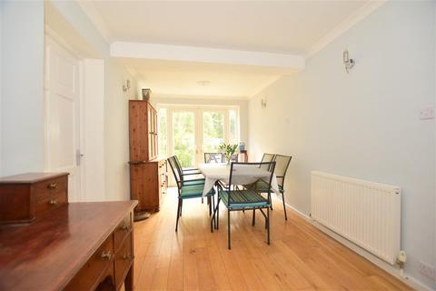 18 Wealdon Close, Southwater, Horsham, RH13 9HP