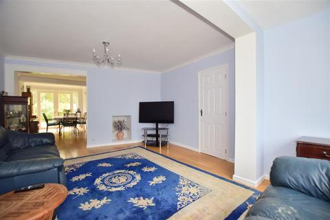 18 Wealdon Close, Southwater, Horsham, RH13 9HP