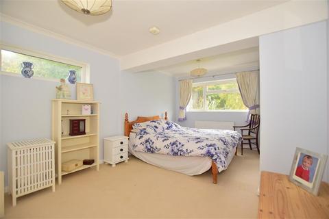 18 Wealdon Close, Southwater, Horsham, RH13 9HP