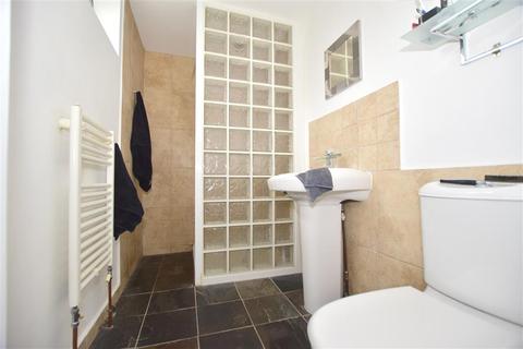 18 Wealdon Close, Southwater, Horsham, RH13 9HP