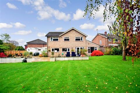 18 Wealdon Close, Southwater, Horsham, RH13 9HP