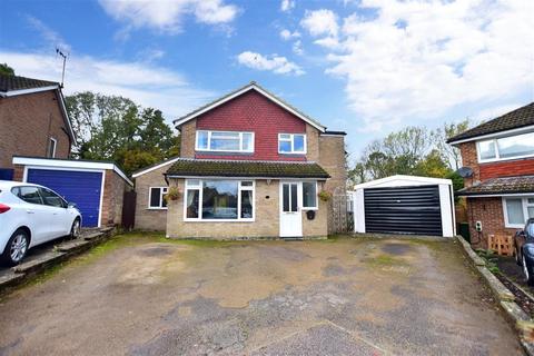 18 Wealdon Close, Southwater, Horsham, RH13 9HP