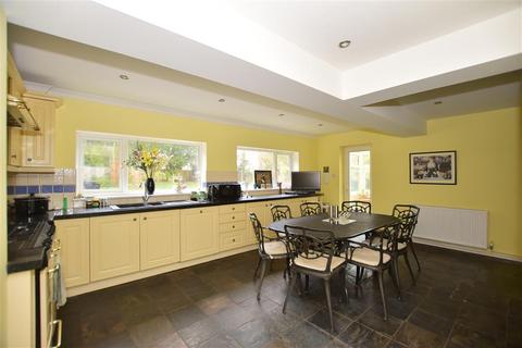 18 Wealdon Close, Southwater, Horsham, RH13 9HP