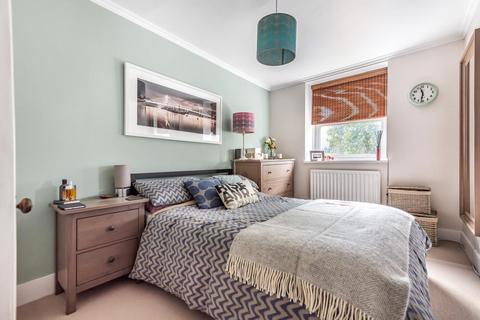2c Boutflower Road, London, SW11 1RE