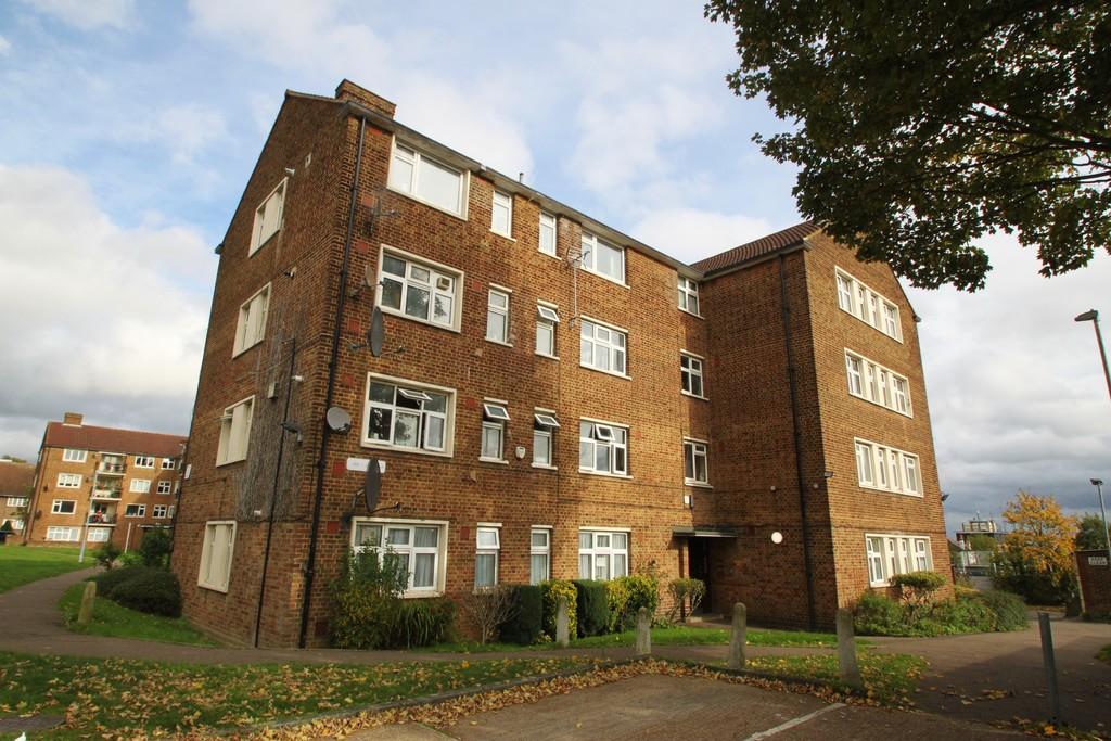 Broomhill Court, Broomhill Road 3 bed flat £360,000