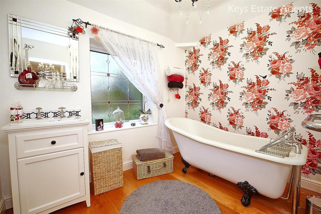 Bathroom Ang1.jpg
