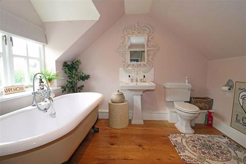 Honeysuckle Cottage Henley Road, Claverdon, Warwick, CV35 8PS