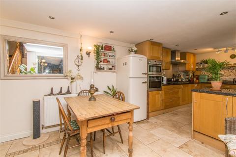 3 Exeter Road, Crediton, EX17 3BH