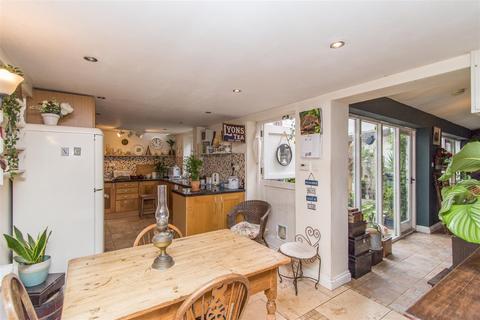 3 Exeter Road, Crediton, EX17 3BH