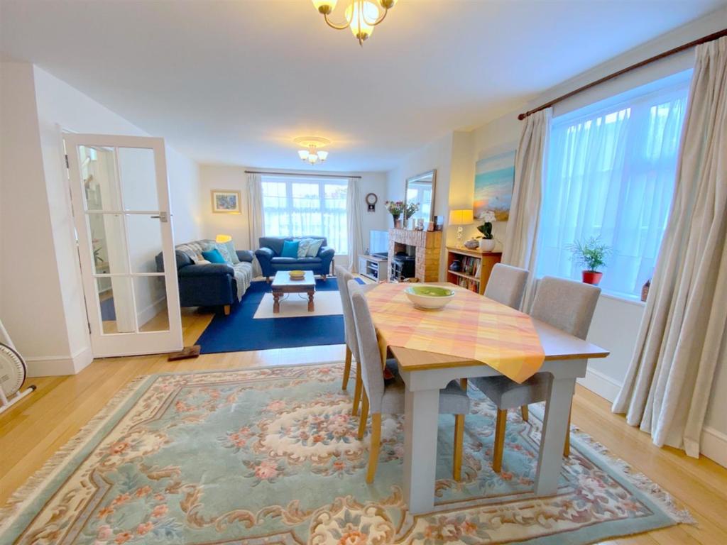Sitting/Dining Room