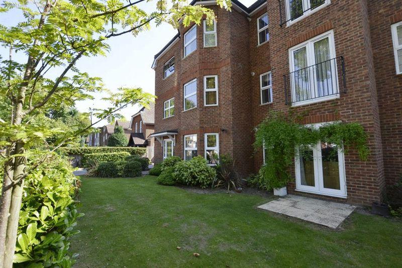 Lovelace Gardens, Surbiton 2 bed apartment £1,450 pcm (£335 pw)